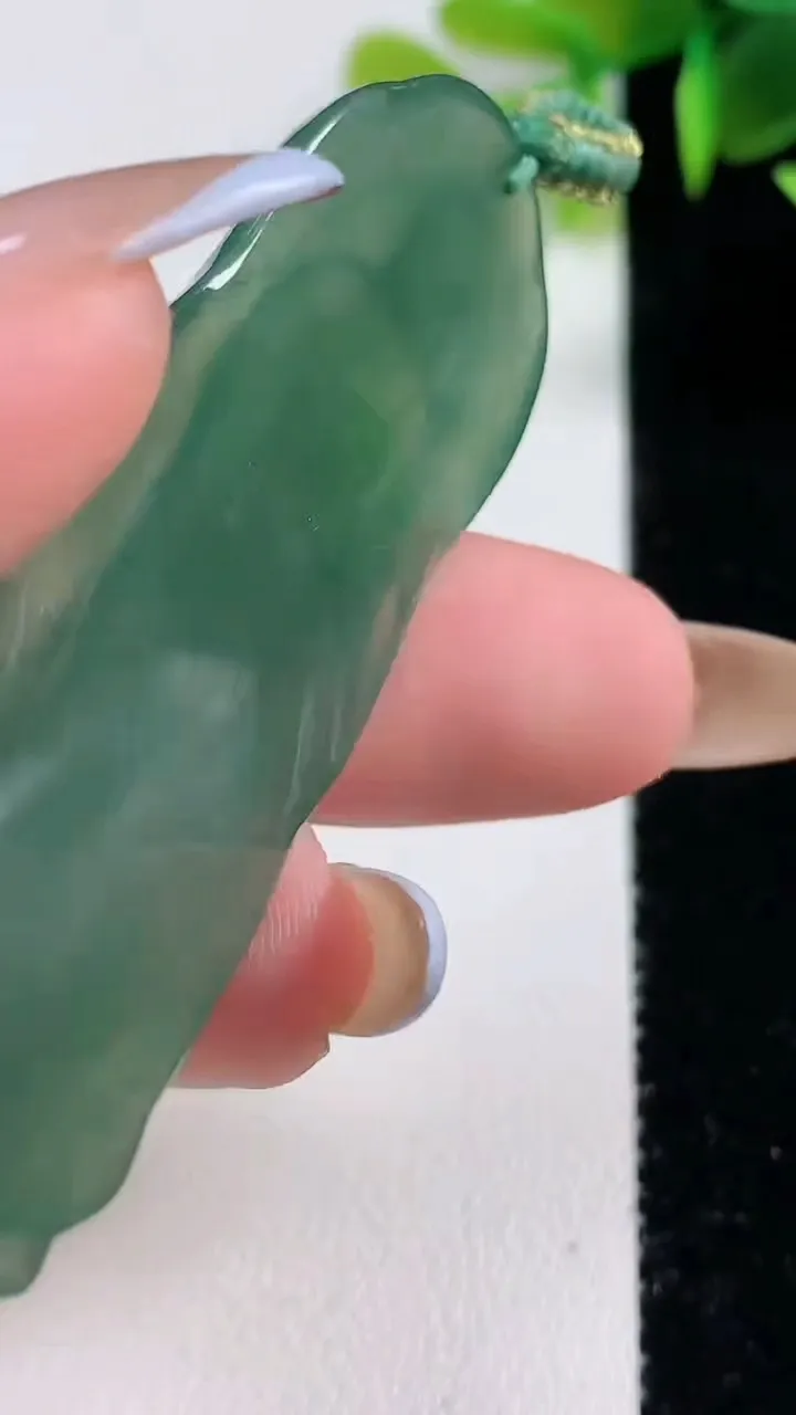 天然A货翡翠阿弥陀佛吊坠，尺寸62-23.2-5.7，重量:16.93g
11月10日