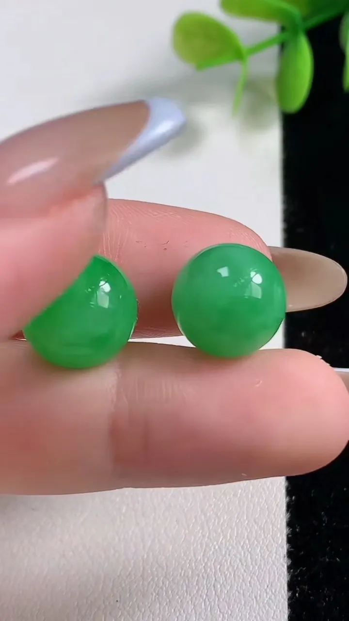 天然A货翡翠圆珠吊坠镶嵌件一对，尺寸11.7，重量:5.69g
11月10日