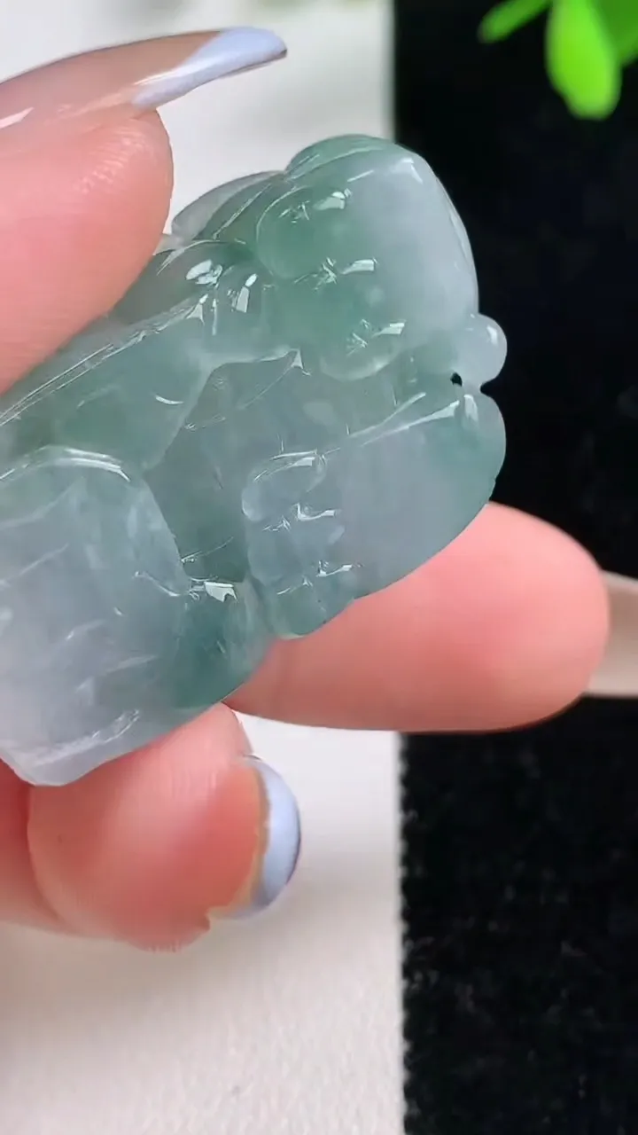 天然A货翡翠貔貅吊坠，尺寸37.4-20-12，重量:21.60g
11月10日