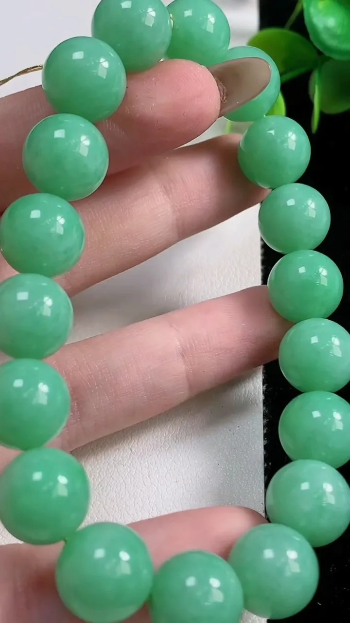 天然A货翡翠圆珠手串18颗，尺寸11.7，重量:51.50g11月10日
工厂直销收藏佳品,种好水足，色泽均匀，有种有色，上手高大气！