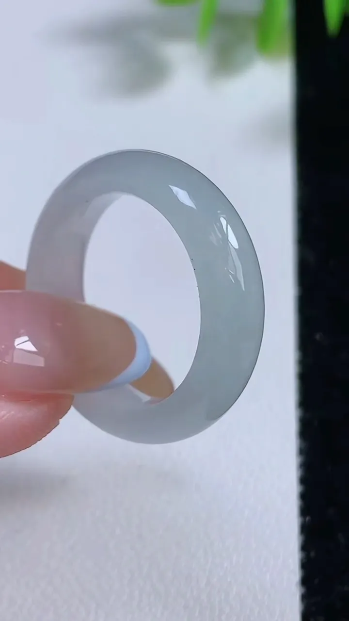 天然A货翡翠指环 戒指，尺寸19.5-6.4-3.7，重量:5.48g2025年11月10日
工厂直销收藏佳品,种好水足，色泽均匀，有种有色，上手高大气！