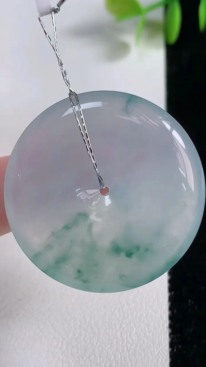 天然A货翡翠种飘花平安扣吊坠，尺寸35.2-5.9，重量:15.69g
11月10日