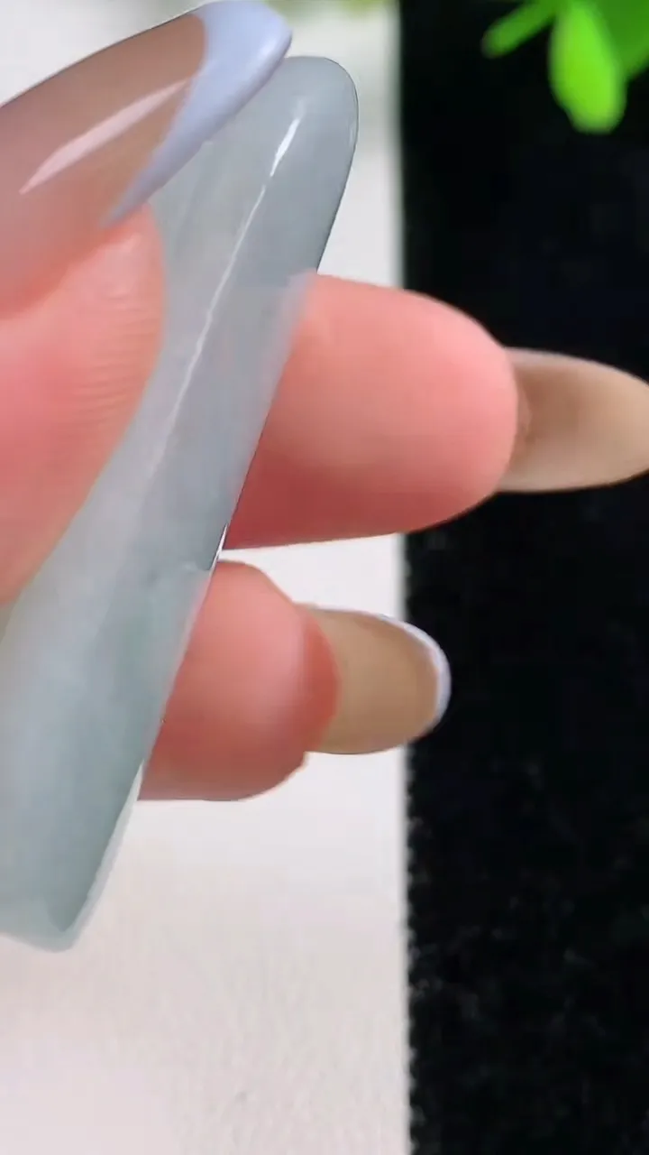 天然A货翡翠飘花弥勒佛公吊坠，尺寸42.6-19.2-11.7，重量:18.32g
11月10日