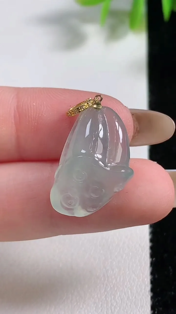 天然A货翡翠莲蓬吊坠，尺寸21.5-13.2-8.5，重量:3.75g
11月10日