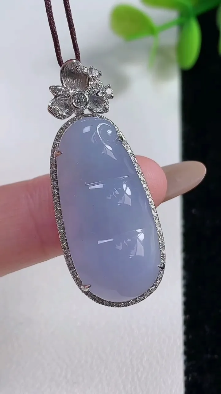 天然A货翡翠种紫罗兰福豆吊坠，尺寸37-15-8.3裸石头27.4-13.3，重量:6.22g
11月10日，重量:6.22g