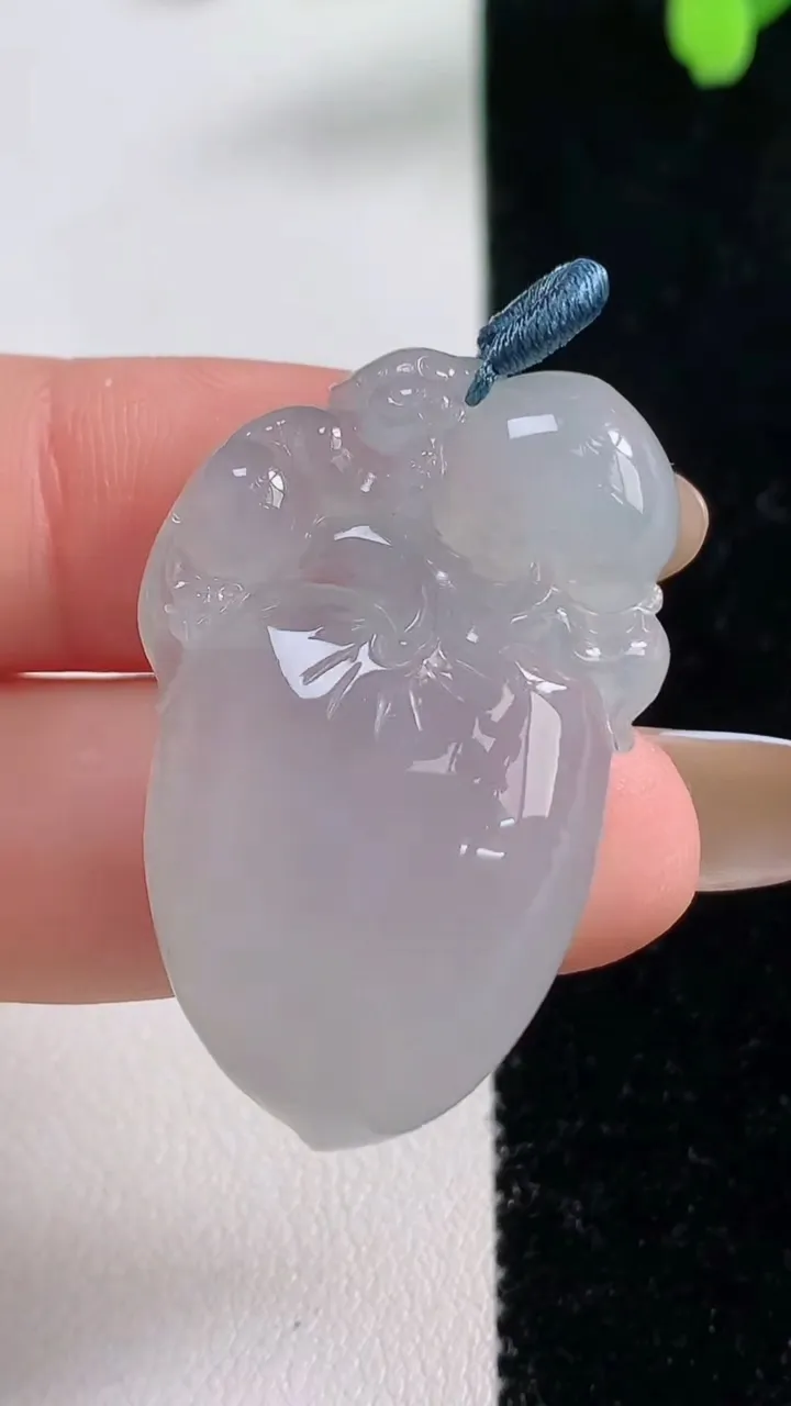 天然A货翡翠福瓜吊坠，尺寸36.5-20.3-7，重量:9.17g
11月10日