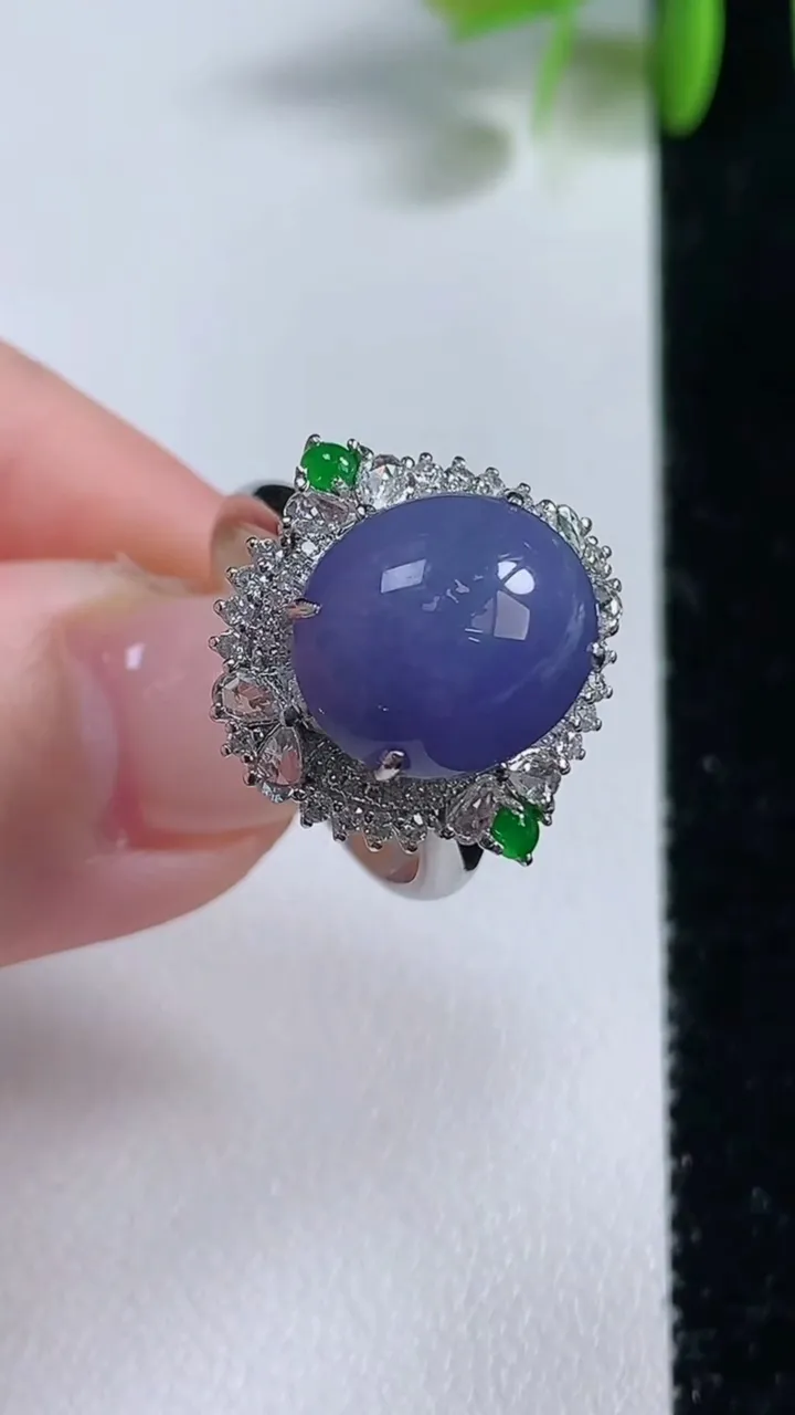 天然A货翡翠种紫罗兰 茄紫蛋面戒指，尺寸18.1-12.4-10.6-11，重量:6.58g
11月