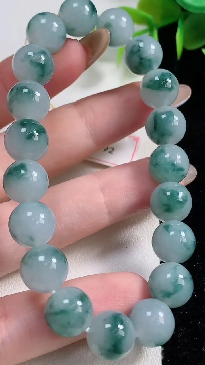 天然A货翡翠种飘花圆珠手串19颗，尺寸10，重量:33.96g11月10日
工厂直销收藏佳品,种好水足，色泽均匀，有种有色，上手高大气！