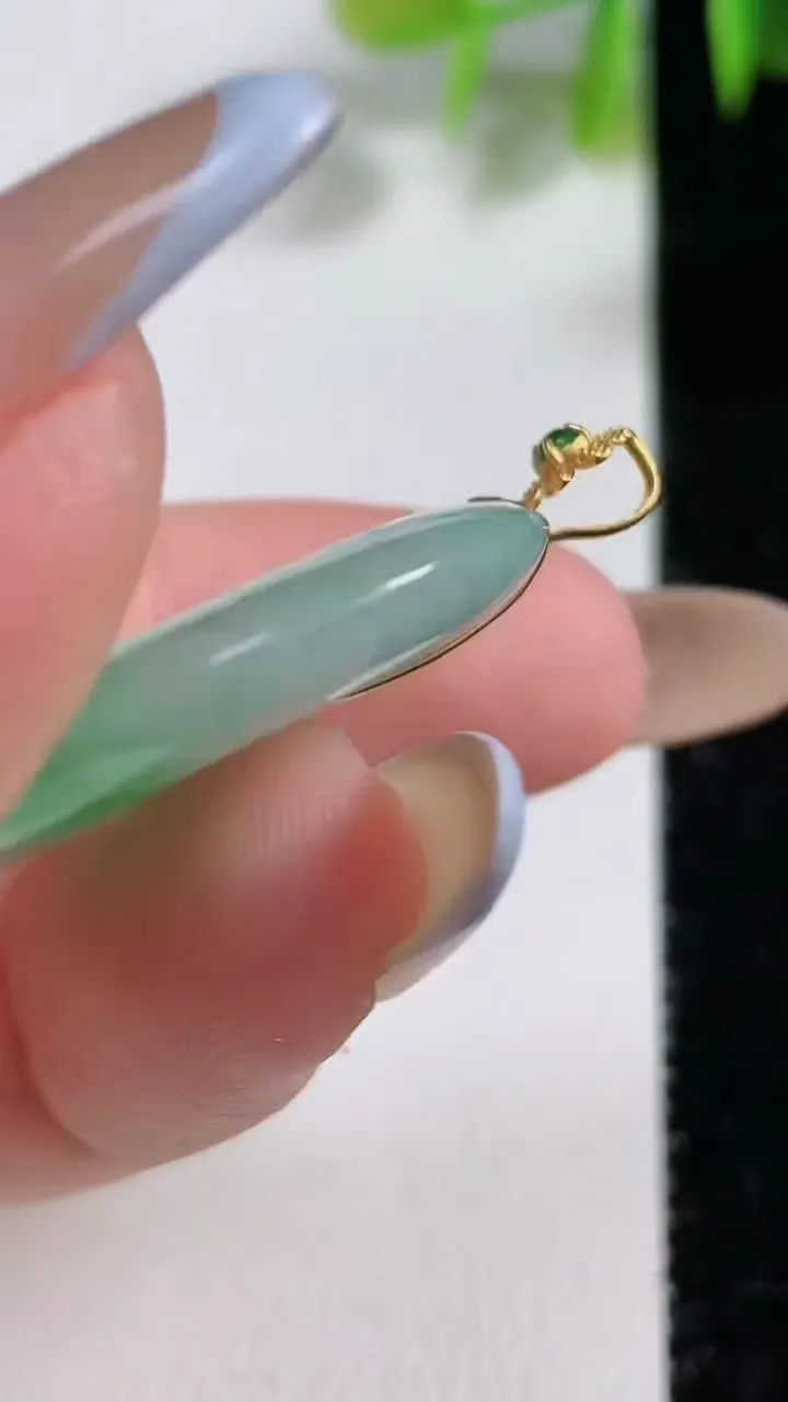 天然A货翡翠平安扣吊坠，尺寸28.8-5，重量:9.00g
11月10日