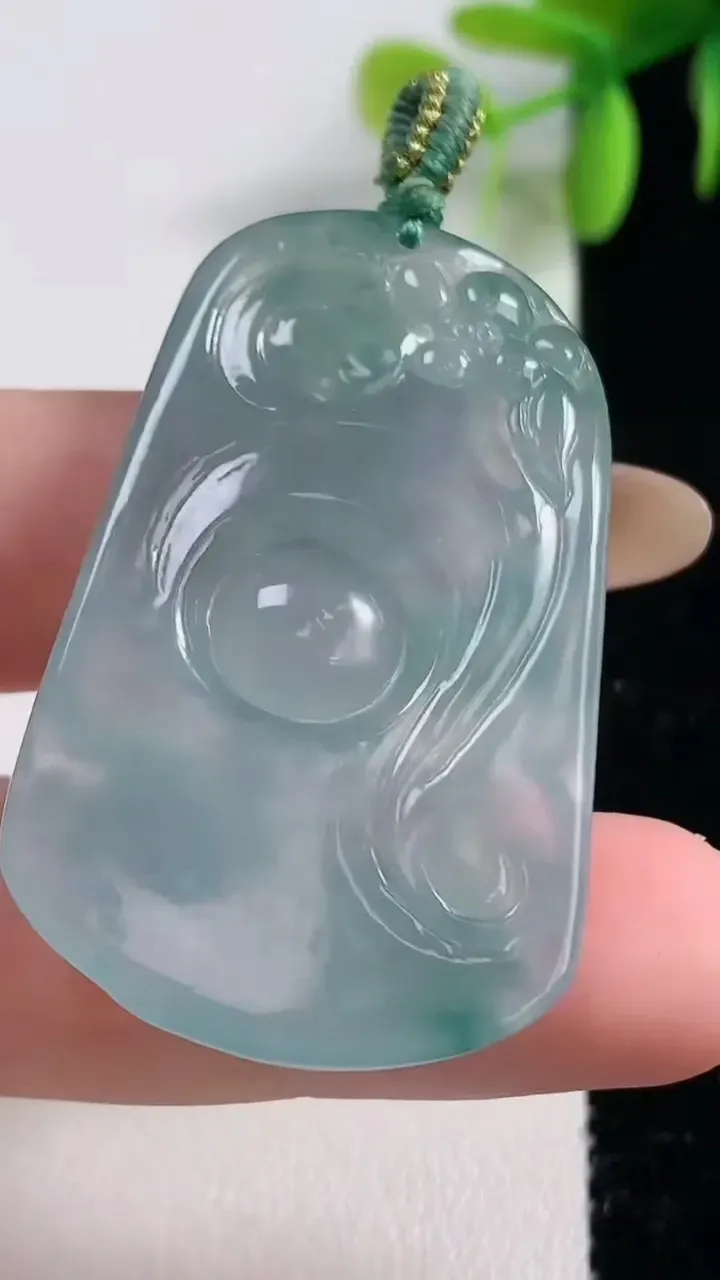 天然A货翡翠冰种飘花逍遥佛公吊坠，尺寸44.7-27.2-5.6，重量:14.51g
11月10日