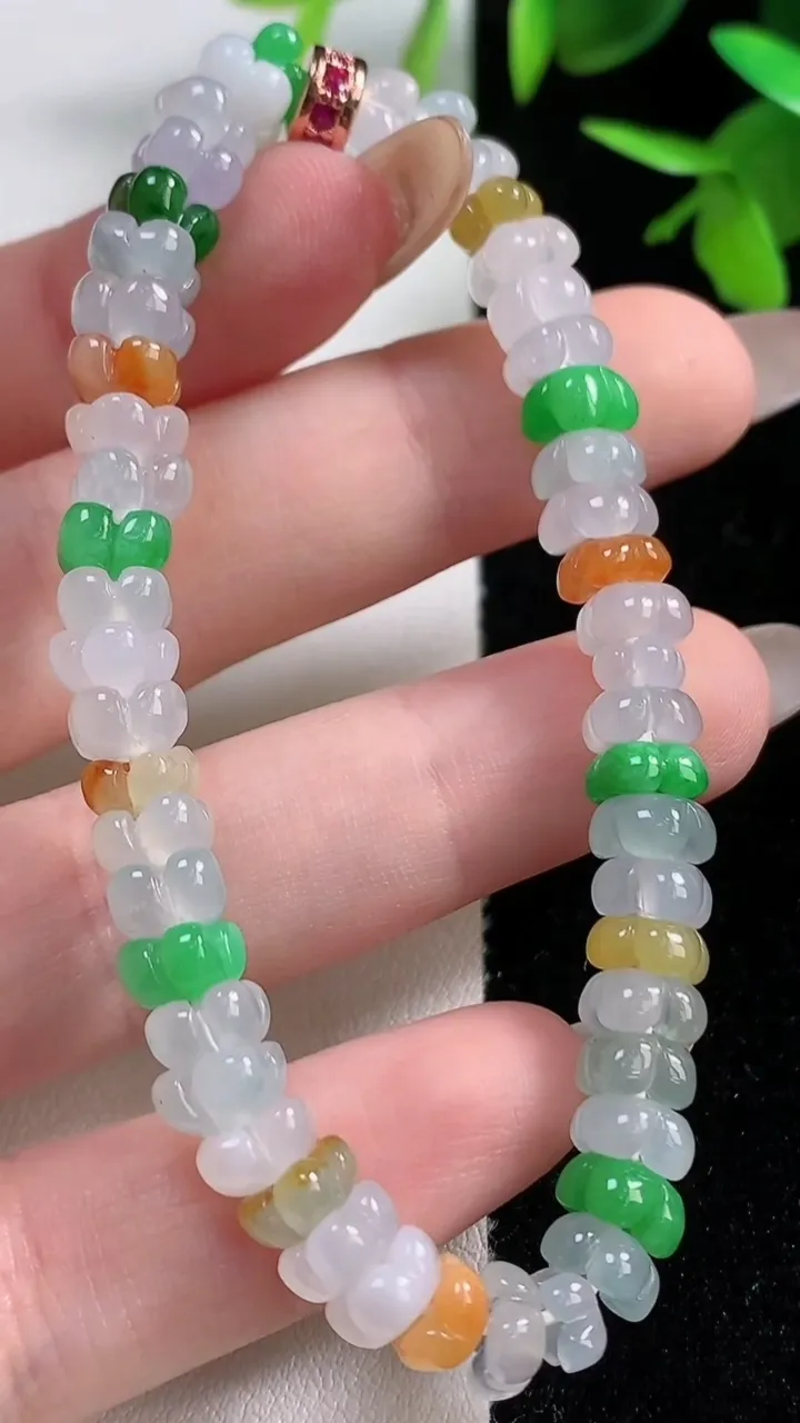 天然A货翡翠种三彩莲花手串50颗，尺寸6.4-3，重量:14.87g11月10日
工厂直销收藏佳品,种好水足，色泽均匀，有种有色，上手高大气！