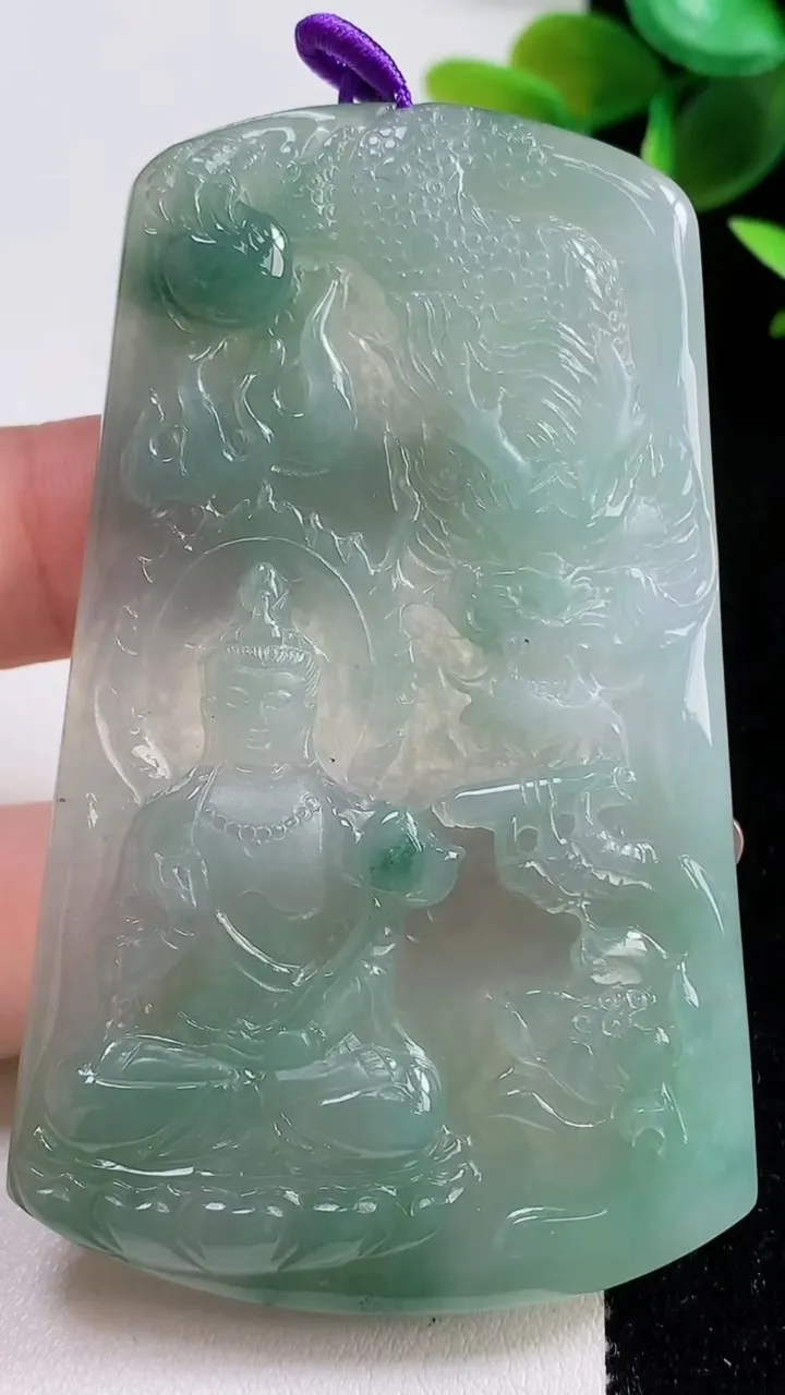 天然A货翡翠冰种飘花祥龙大势至观音菩萨吊坠，尺寸73.8-45.5-6.2，重量:37.83g
11月10日