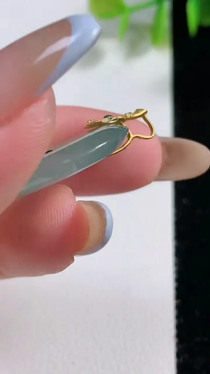 天然A货翡翠平安扣吊坠，尺寸24-3.8，重量:5.11g
11月10日