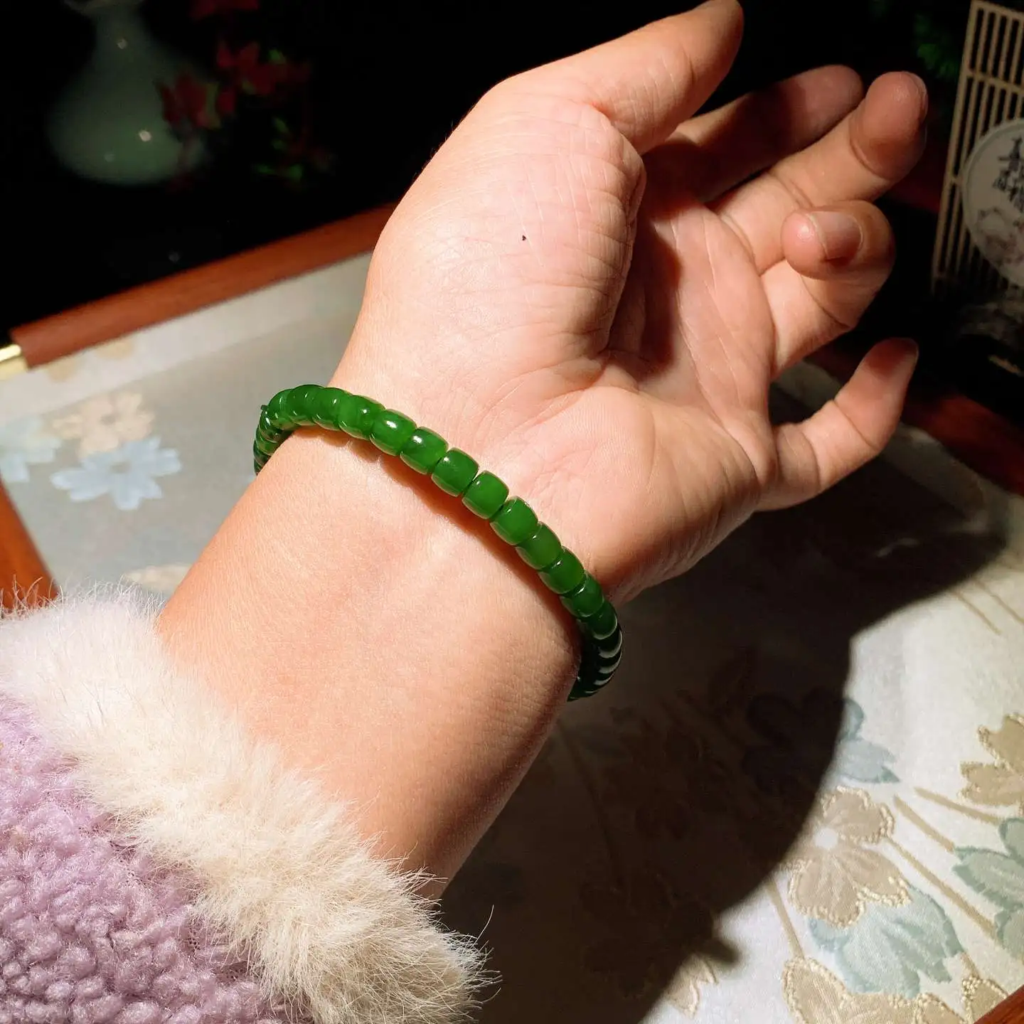 和田玉鲜阳绿俄罗斯碧玉直切老型珠手串 单颗尺寸5/6重13克。玉质细腻油润。手推出油。佩戴高端典雅。lt251107