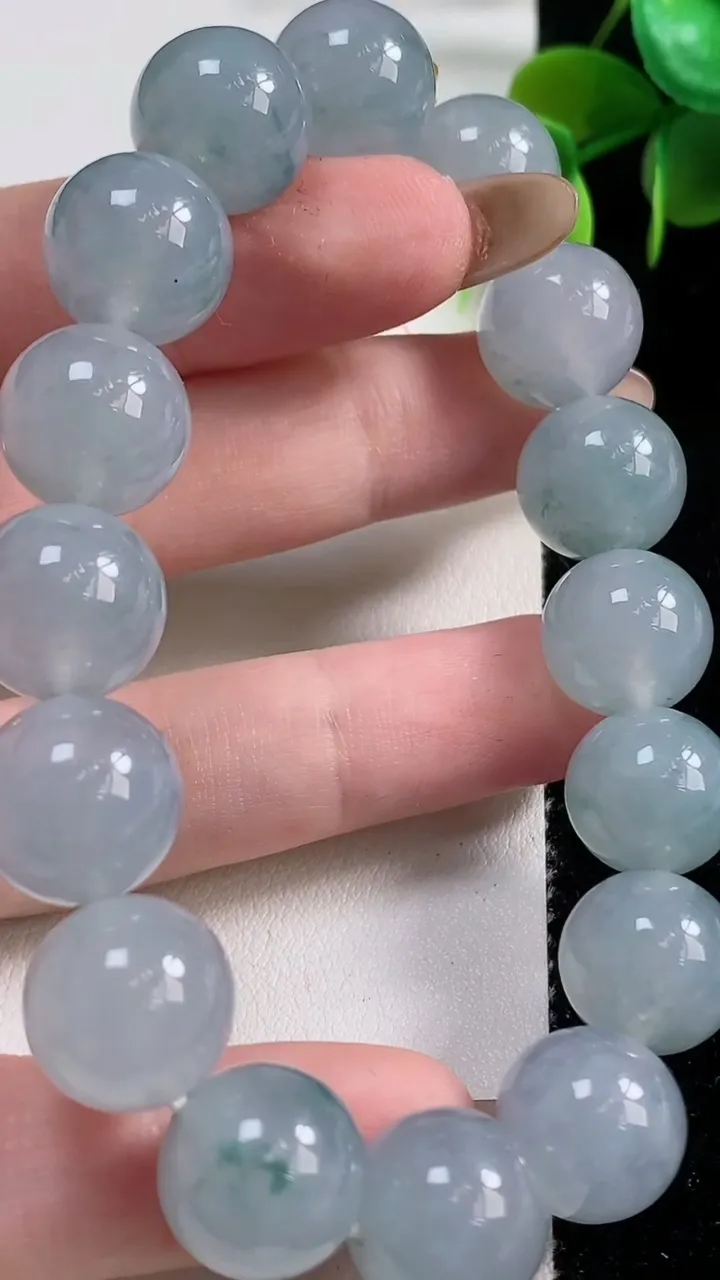 天然A货翡翠种飘花圆珠手串16颗，尺寸12.8，重量:57.18g11月10日
工厂直销收藏佳品,种