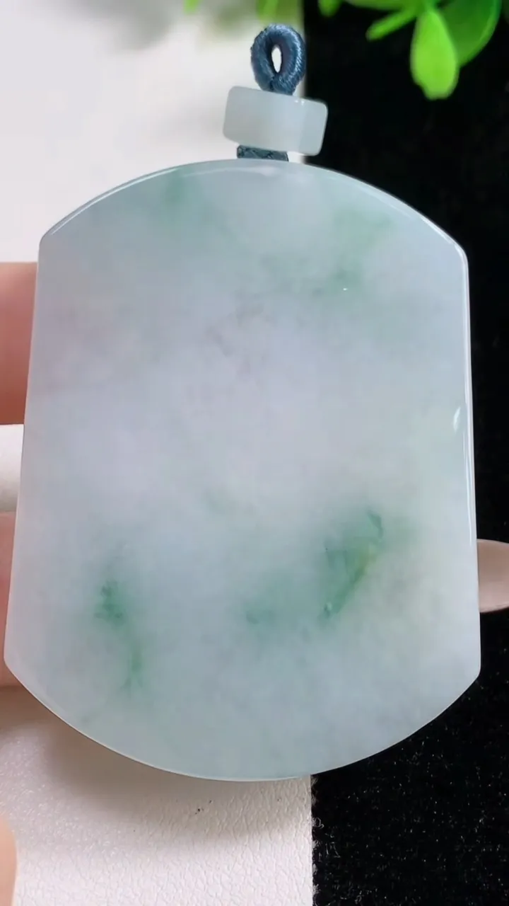 天然A货翡翠冰种飘花无事牌吊坠，尺寸56.7-43-6.6，重量:44.18g
11月10日