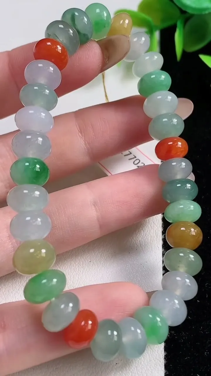 天然A货翡翠种三彩算盘珠手串32颗，尺寸8.2-6，重量:26.44g11月10日
工厂直销收藏佳品,种好水足，色泽均匀，有种有色，上手高大气！