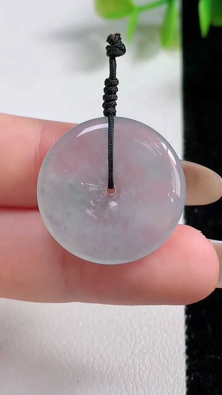 天然A货翡翠冰种飘花平安扣吊坠，尺寸23.6-3.7，重量:4.53g
11月10日