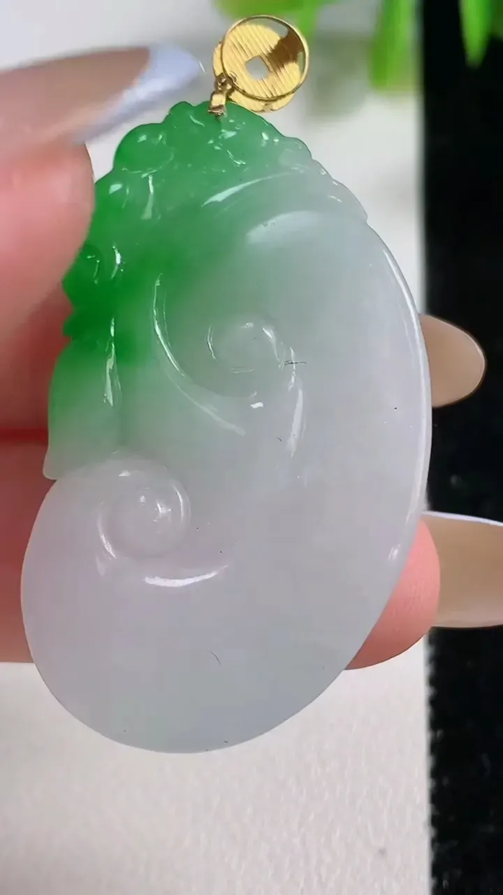 天然A货翡翠如意吊坠，尺寸41.3-24-4.7，重量:10.06g
11月10日