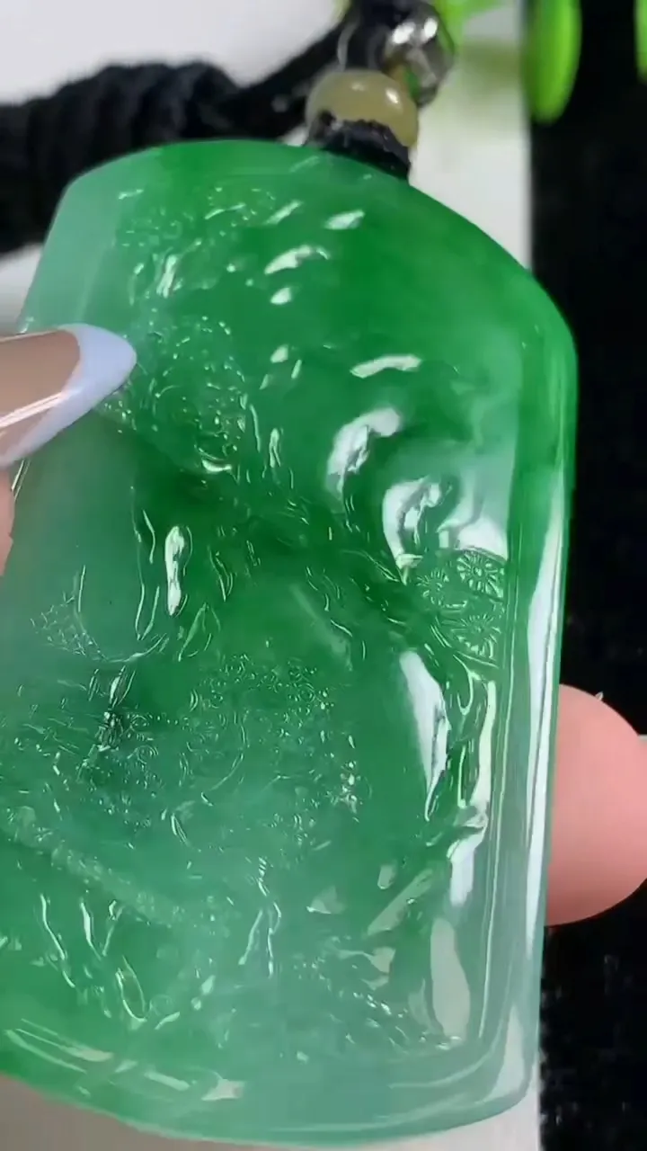 天然A货翡翠山水牌吊坠，尺寸60-35.3-6.2，重量:32.75g
11月10日