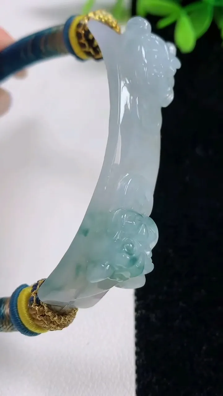 天然A货翡翠冰种飘花貔貅手牌 手绳，尺寸59-14-12，重量28.85g
11月10日