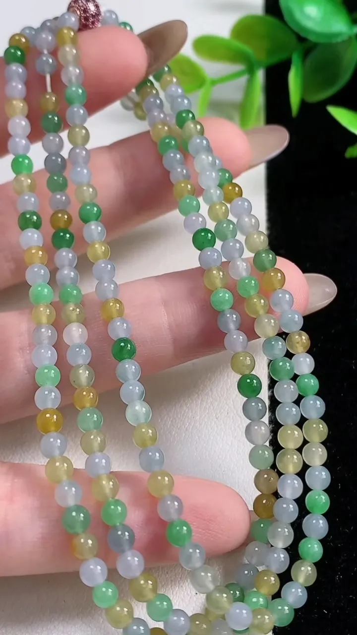 天然A货翡翠冰种三彩小米圆珠项链201颗，尺寸3.6，重量:15.60g
11月10日