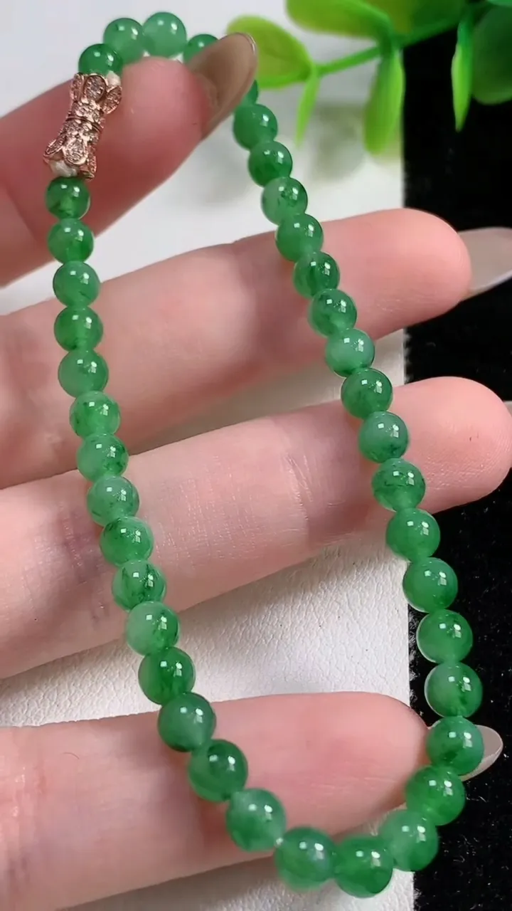 天然A货翡翠小米圆珠手串39颗，尺寸4.7，重量:7.87g11月10日
工厂直销收藏佳品,种好水足，色泽均匀，有种有色，上手高大气！