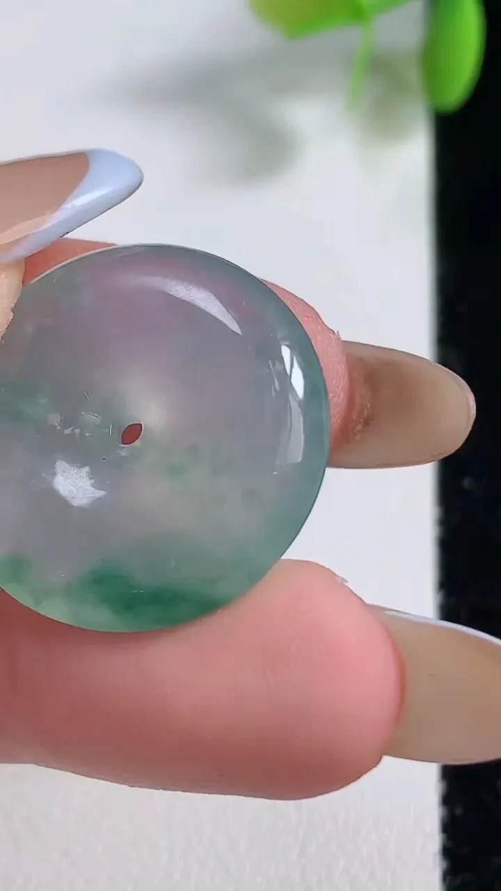 天然A货翡翠冰种飘花平安扣吊坠，尺寸22.5-6.7，重量:6.19g
11月10日