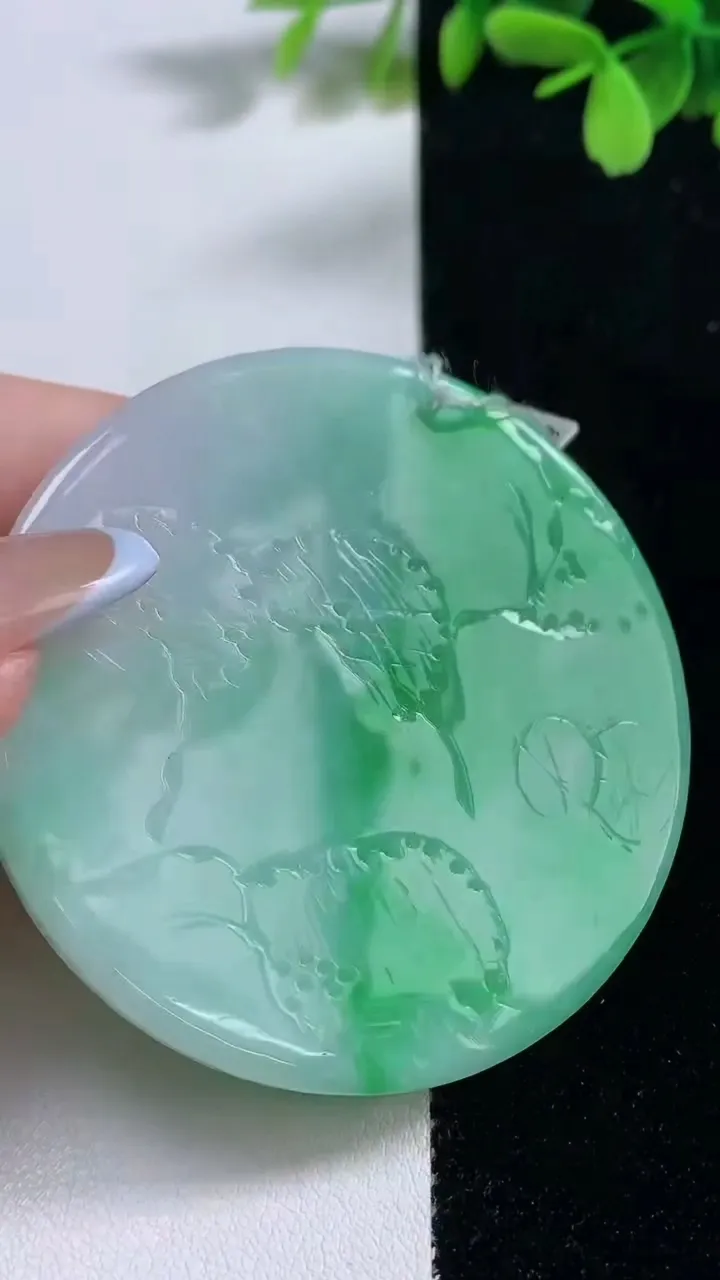 天然A货翡翠山水牌吊坠，尺寸57-6.5，重量:46.98g
11月10日