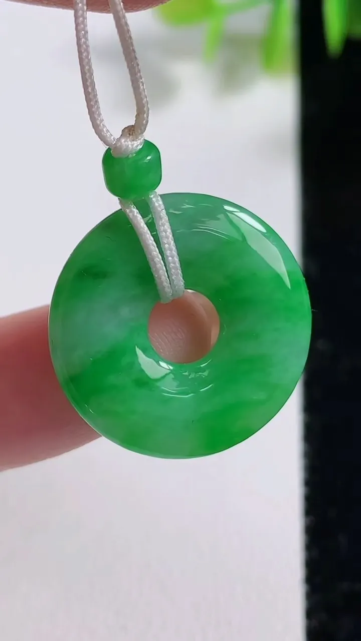 天然A货翡翠平安环吊坠，尺寸21.6-3.4，重量:3.48g
11月10日