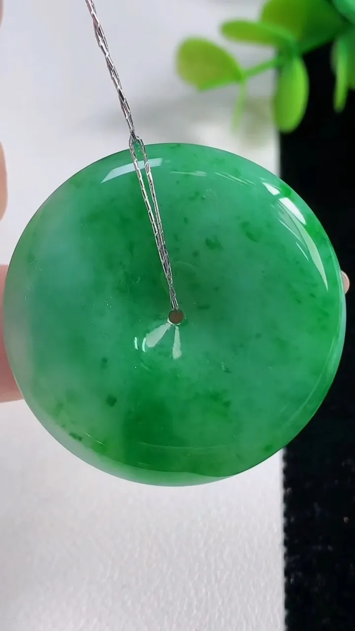 天然A货翡翠平安扣吊坠，尺寸34.4-6，重量:14.44g
11月10日