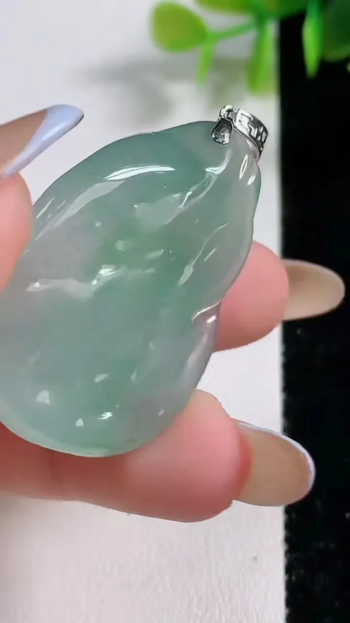 天然A货翡翠无相佛吊坠，尺寸39.4-26.3-5.2，重量:11.40g
11月10日