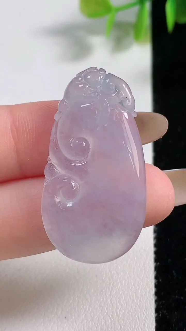 天然A货翡翠冰种紫罗兰如意吊坠，尺寸37.3-20-4.1，重量:7.24g
11月10日