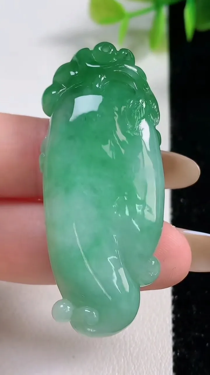 天然A货翡翠福瓜吊坠，尺寸52-21-9.5，重量:21.58g
11月10日