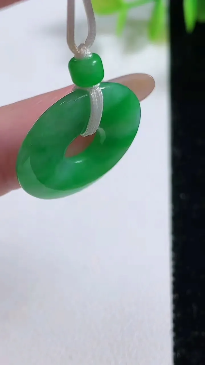 天然A货翡翠平安环吊坠，尺寸21.6-3.4，重量:3.48g
11月10日