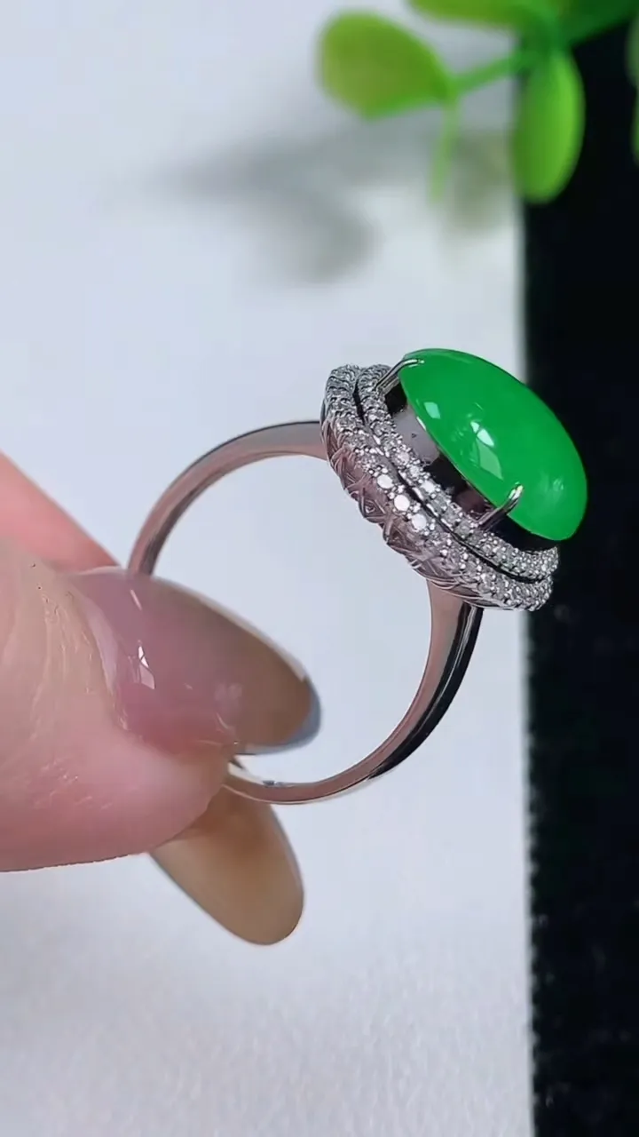 天然A货翡翠蛋面戒指，尺寸18-15.2-11.8-8.7，重量:4.54g2025年11月10日
工厂直销收藏佳品,种好水足，色泽均匀，有种有色，上手高大气！