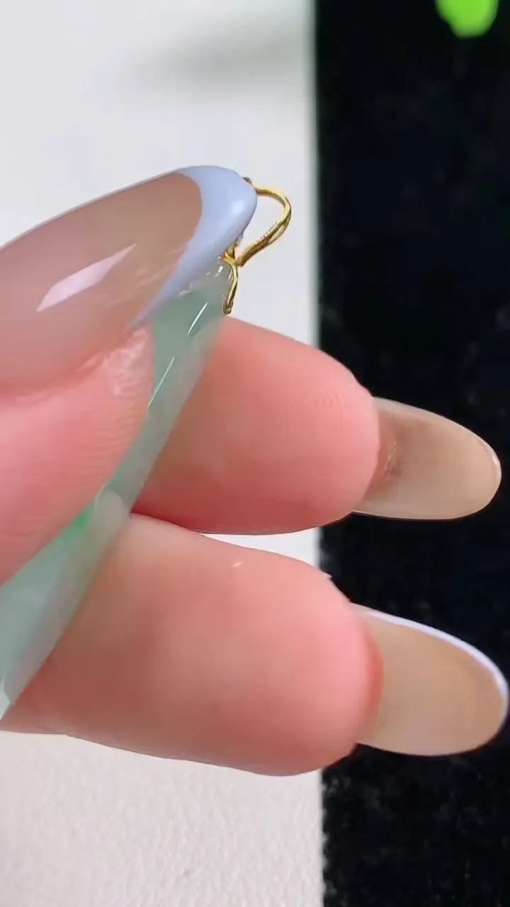 天然A货翡翠福豆吊坠，尺寸31.2-12.8-5.2，重量:3.81g
11月10日