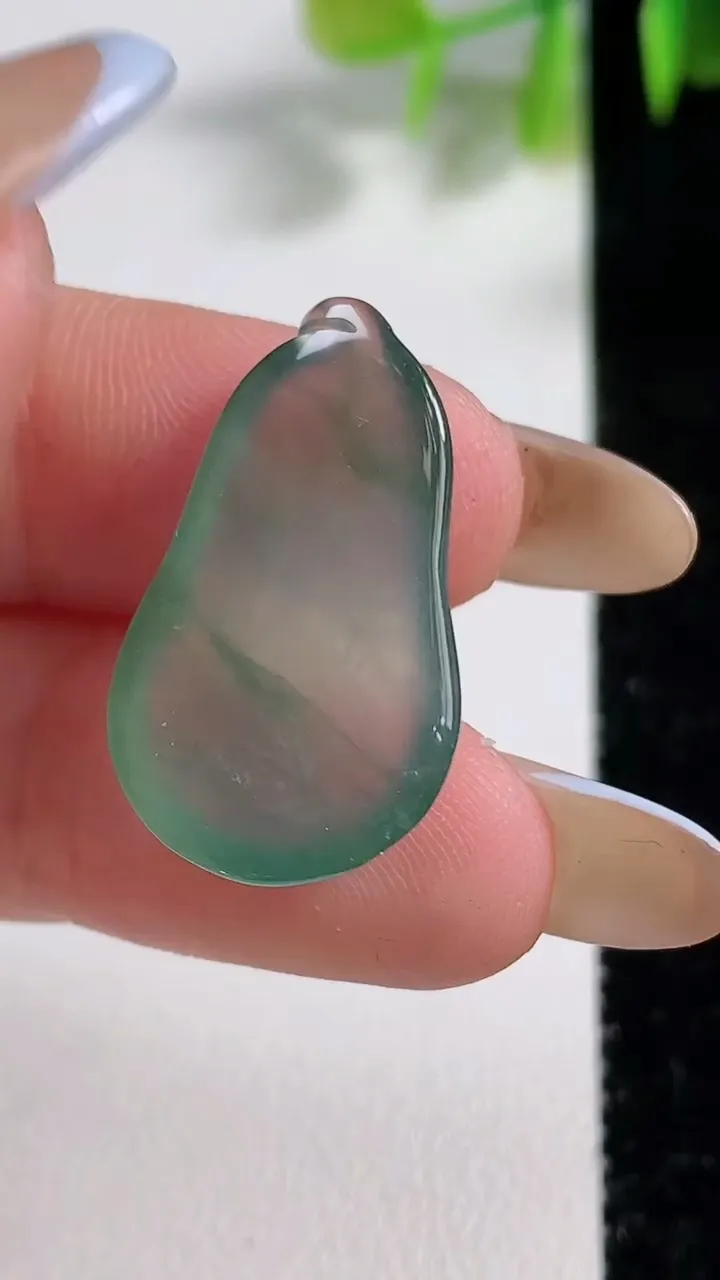 天然A货翡翠冰种飘花福瓜吊坠 镶嵌件，尺寸26-15-5.2，重量:3.81g
11月10日