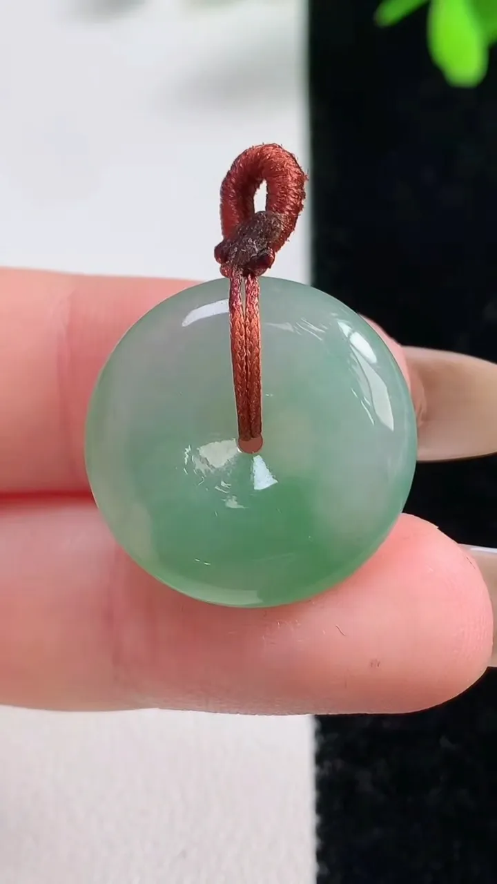 天然A货翡翠平安扣吊坠，尺寸21-5.4，重量:4.87g
11月10日