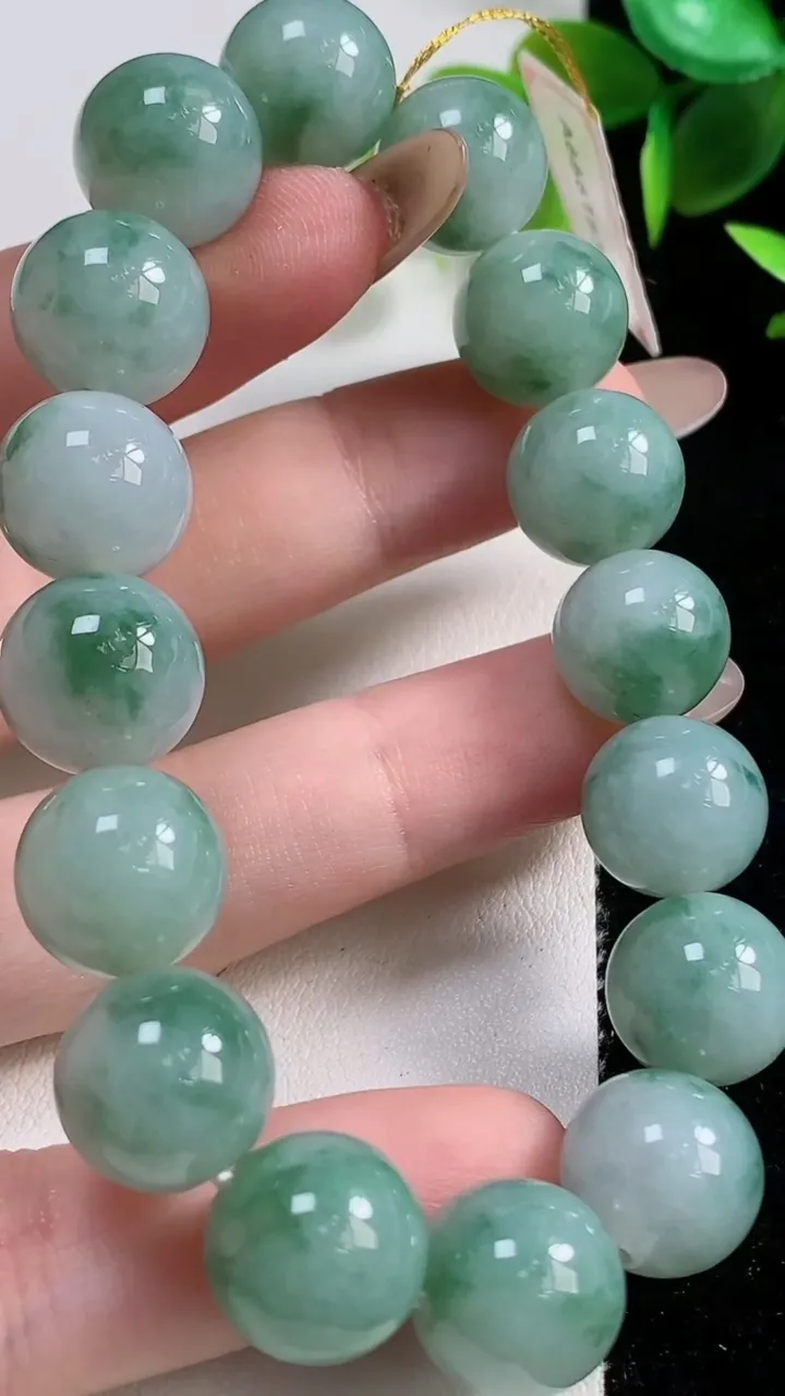 天然A货翡翠飘花圆珠手串16颗，尺寸12.6，重量:53.38g11月10日
工厂直销收藏佳品,种好水足，色泽均匀，有种有色，上手高大气！