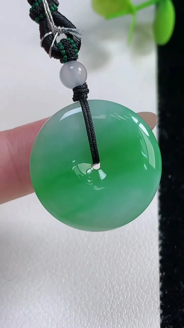 天然A货翡翠平安扣吊坠，尺寸24-5.7，重量:8.68g
11月10日