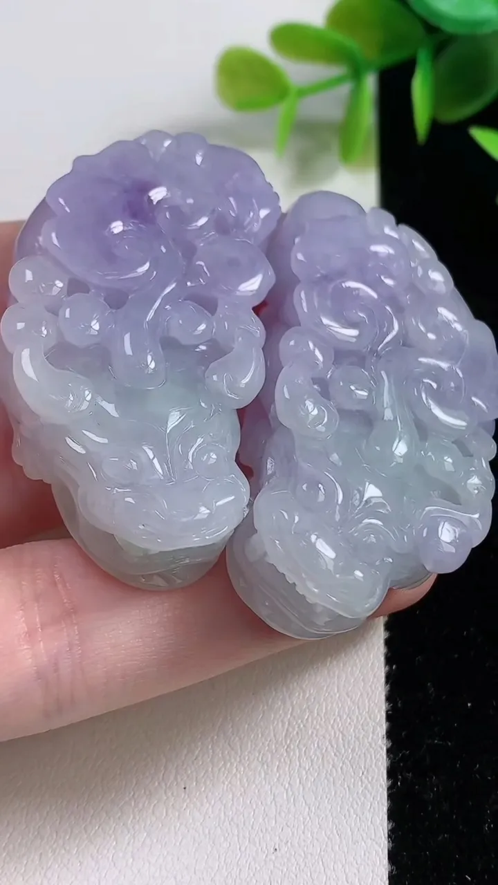 天然A货翡翠春带彩 紫罗兰貔貅吊坠一对，尺寸47.2-25.4-11，重量:59.34g
11月10日