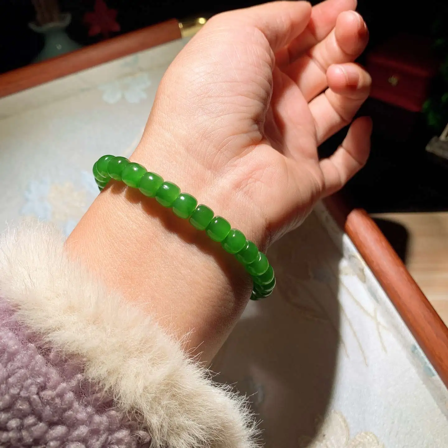 和田玉鲜阳绿俄罗斯碧玉老型珠手串 单颗尺寸6/8重16.5克。玉质细腻油润。手推出油。佩戴高端典雅。lt251107