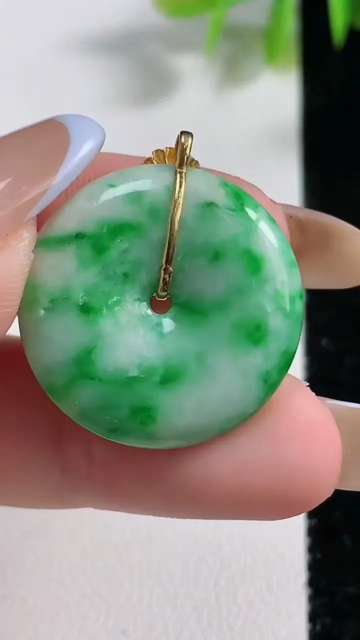 天然A货翡翠平安扣吊坠，尺寸24.2-4.9，重量:6.62g
11月10日