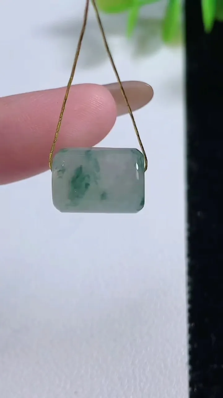 天然A货翡翠冰种飘花路路通吊坠，尺寸13-9.4，重量:2.71g
11月10日