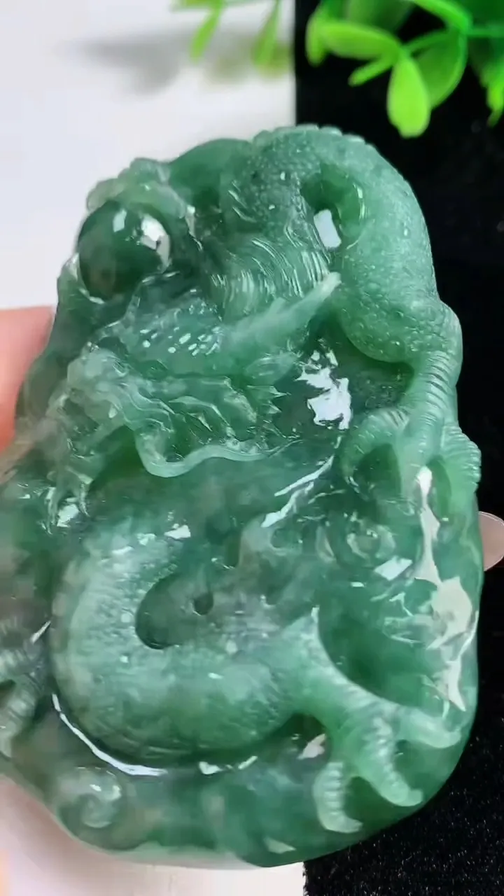 天然A货翡翠龙牌吊坠，尺寸75.7-50.5-11.8，重量:85.80g
11月10日