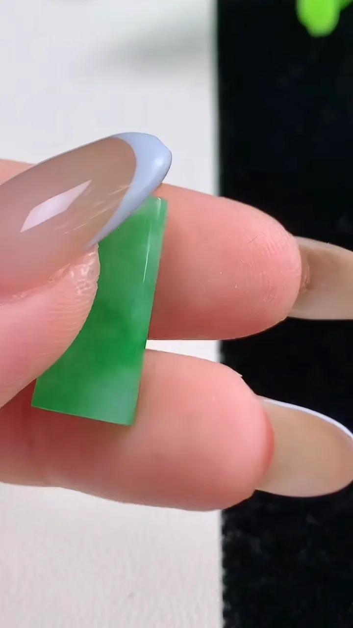 天然A货翡翠无事牌吊坠，尺寸20.4-8.7-3.7，重量:2.23g
11月10日