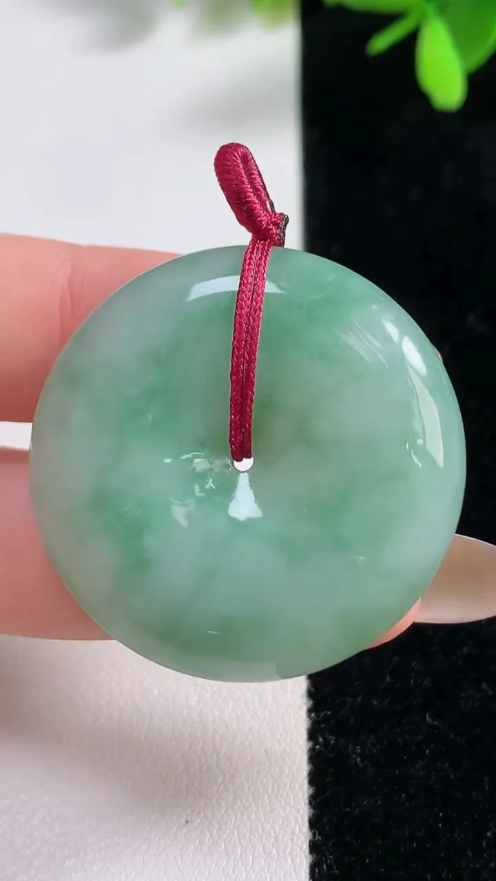 天然A货翡翠平安扣吊坠，尺寸33.7-7.3，重量:17.18g
11月10日