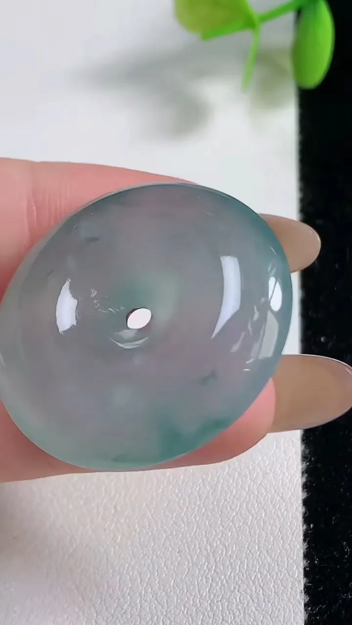 天然A货翡翠种飘花平安扣吊坠，尺寸30.4-7.4，重量:13.63g
11月10日