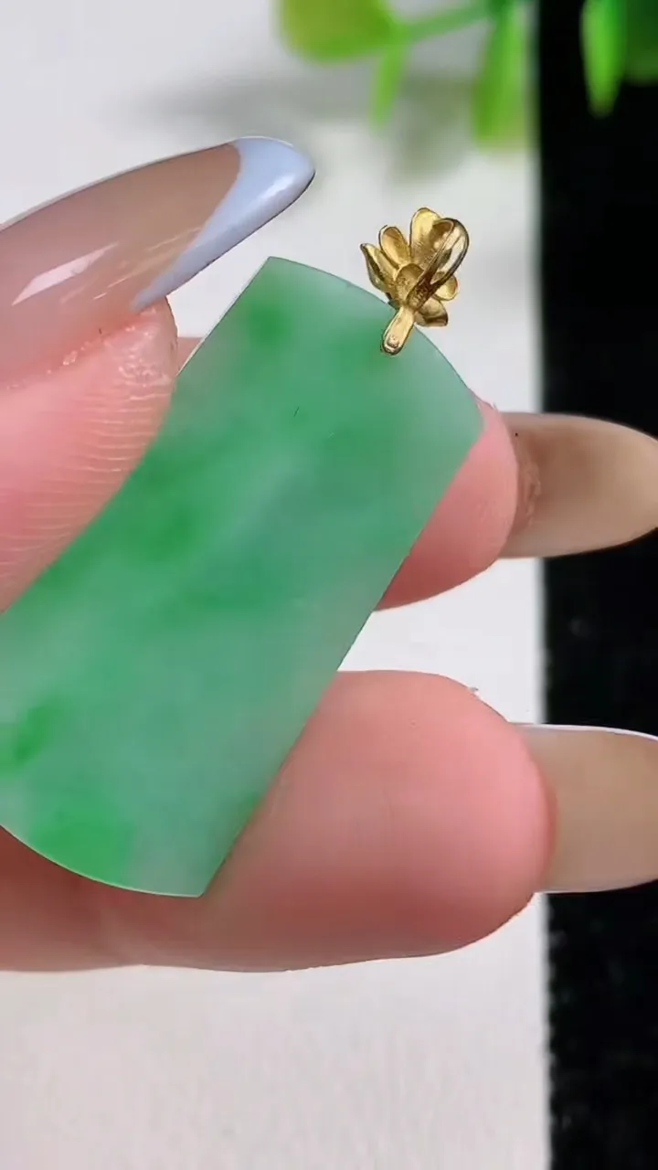 天然A货翡翠无事牌吊坠，尺寸30-15.6-3.9，重量:4.69g
11月10日